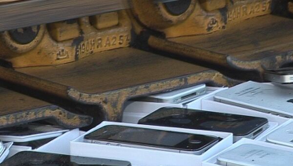 Более сотни айфонов стоимостью свыше 1 млн руб уничтожены бульдозером в Приамурье 
