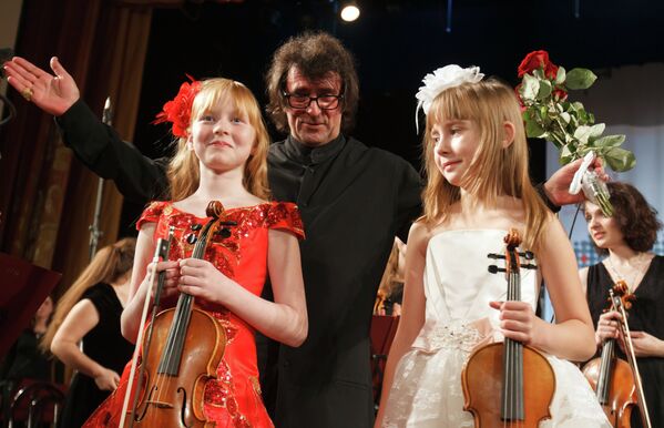 Дирижер Юрий Башмет с участниками Всероссийского юношеского оркестра на гала-концерте в Сочи