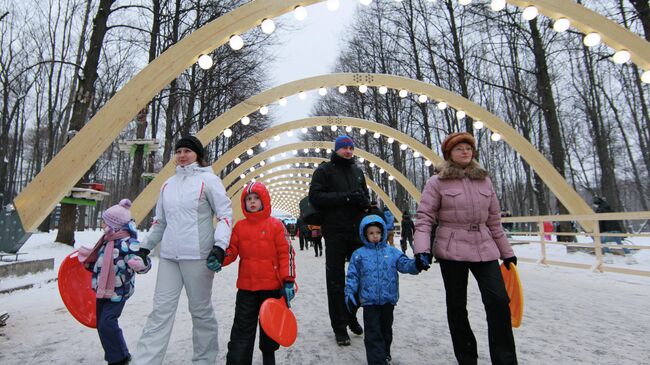 Зимний отдых горожан в парке Сокольники