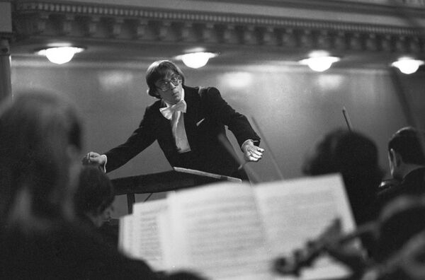 Юрий Башмет дирижирует оркестром в одном из залов филармонии Красноярска