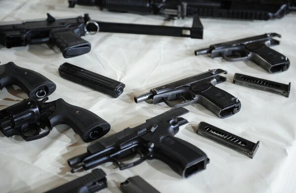 Пистолеты в стрелковом комплексе Хантер ДОСААФ России на соревнованиях по стрельбе из пистолета среди депутатов