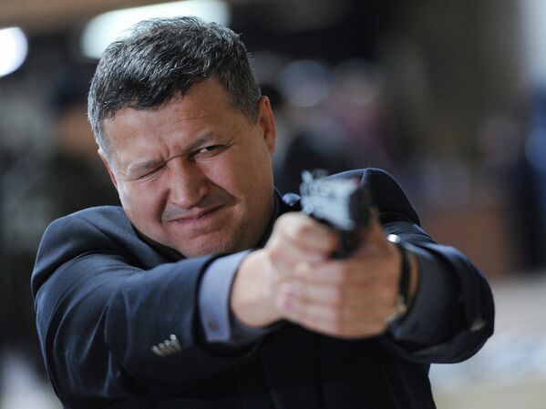 Депутат Иршат Фахритдинов и Магомед Селимханов на соревнованиях по стрельбе из пистолета