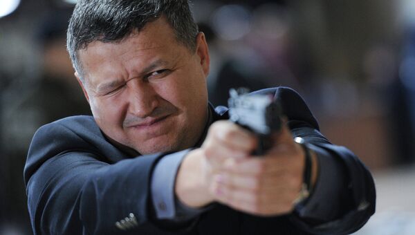 Депутат Иршат Фахритдинов и Магомед Селимханов на соревнованиях по стрельбе из пистолета