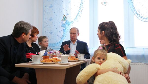  Президент России Владимир Путин во время встречи с новоселами в Крымске 