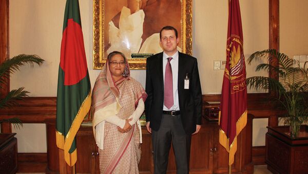 Премьер-министр Бангладеш Шейх Хасина и корреспондент РИА Новости Александр Невара