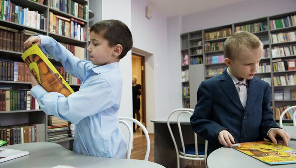 Воспитанники детского дома Звездный города Иваново в читальном зале