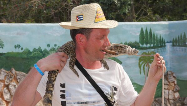Русский турист в крокодильем питомнике Гуама