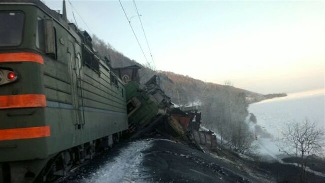 Товарный поезд сошел в рельсов в Иркутской области