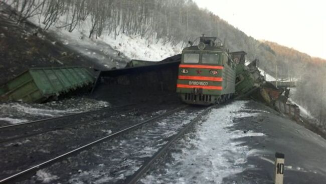 Товарный поезд сошел в рельсов в Иркутской области