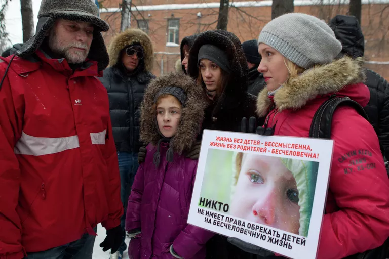 Пикет против антисиротского закона в Томске Пикет против антисиротского закона в Томске