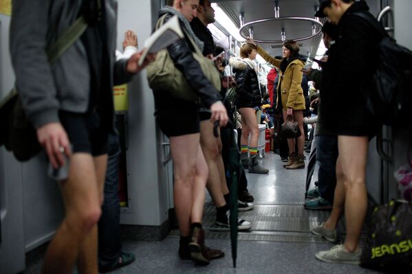 Всемирная акция Без штанов в метро в Шанхае