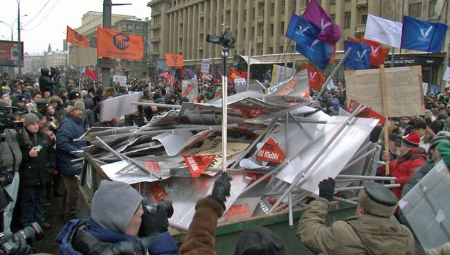 Шествие в центре Москвы против принятого Госдумой закона Димы Яковлева