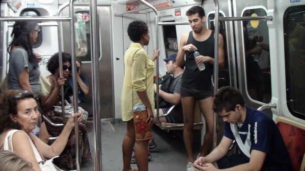 Флeшмоб В метро без штанов - 2013  в Буэнос-Айресе, Аргентина