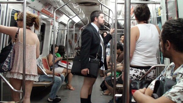 голые девочки в метро фото