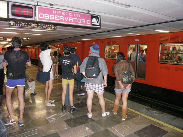 Флeшмоб В метро без штанов - 2013  в Мехико