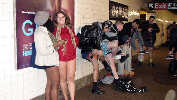 Флeшмоб В метро без штанов - 2013  в Нью-Йорке