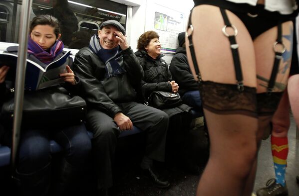 Участники акции В метро без штанов - 2013 в Нью-Йорке