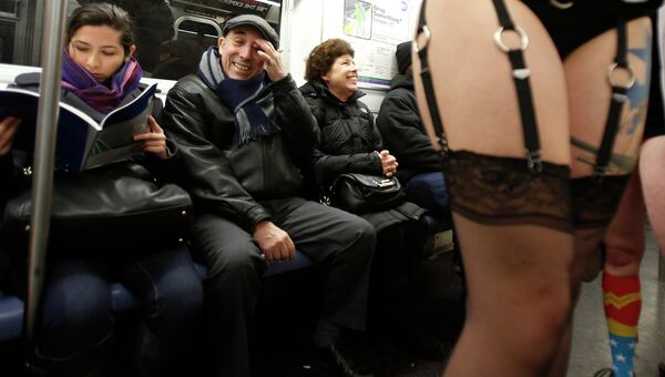 Участники акции В метро без штанов - 2013 в Нью-Йорке
