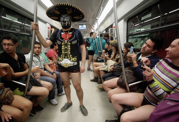 Участники акции В метро без штанов - 2013 в Мехико