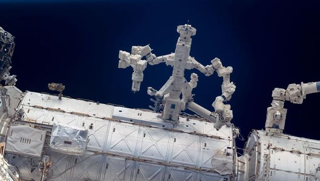 Робот Dextre на МКС