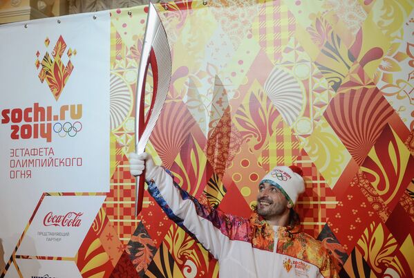 Фигурист Илья Авербух во время церемонии презентации Олимпийского факела 