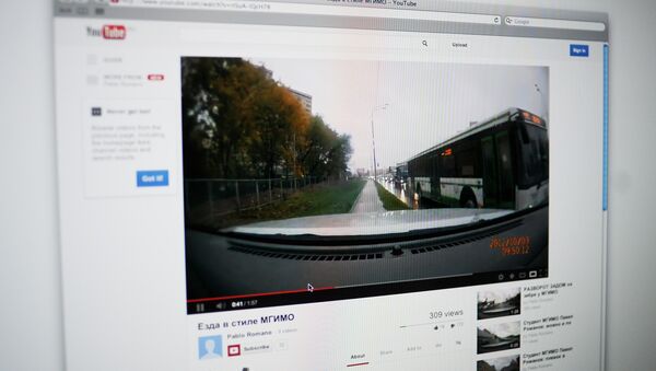 Запись с видеорегистратора, где студент МГИМО нарушает множество правил дорожного движения