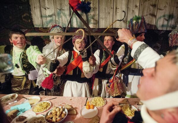 Жители села Красноильск Черновицкой области во время празднование украинского народного праздника Маланки