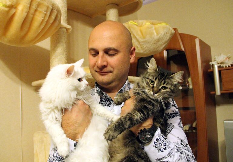 Евгений Толстыженко со спасенными им кошками