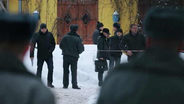 Сотрудники правоохранительных органов на Поварской улице в центре Москвы, где был ранен в результате стрельбы криминальный авторитет Аслан Усоян