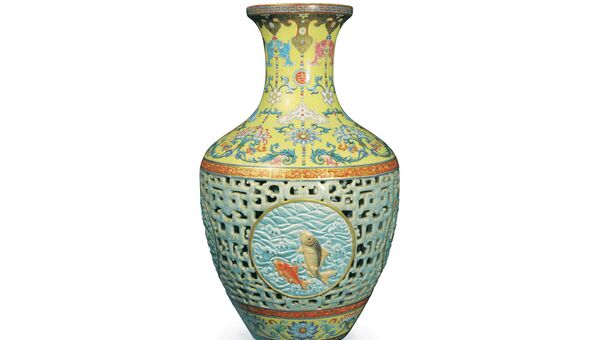 Желто-голубая ваза с изображением цветов и рыб, созданная в период правления китайского императора Цяньлуна (1736-1795 годы)