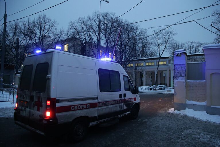 Машина скорой помощи у городской клинической больнице имени С.П. Боткина, где скончался криминальный авторитет Аслан Усоян (Дед Хасан)