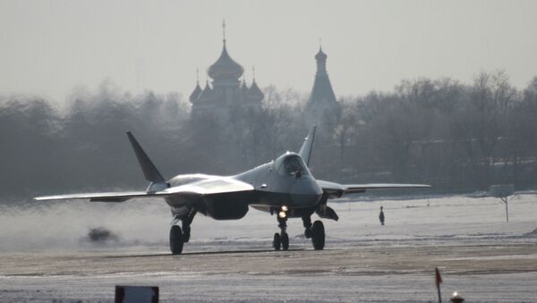 Истребитель пятого поколения Т-50-4 взлетает на аэродроме в Комсомольске-на-Амуре.