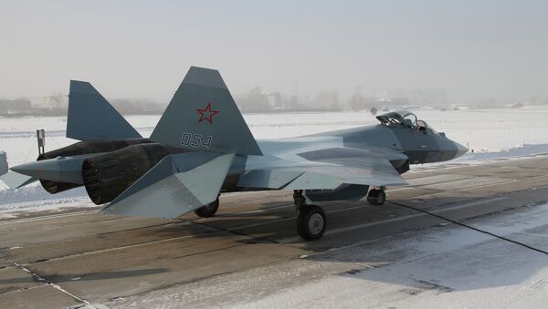 Истребитель пятого поколения Т-50-4 перед взлетом на аэродроме в Комсомольске-на-Амуре. Архив