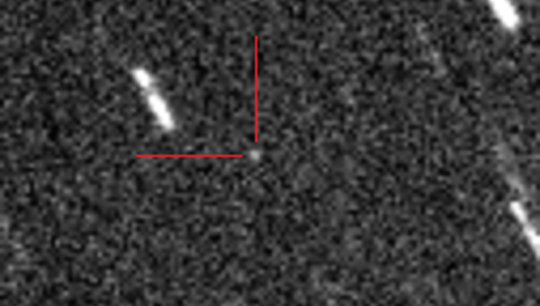 Астероид 2012 DA14 (отмечен красными линиями)