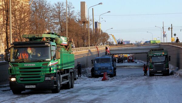 Движение под Литейным мостом в Санкт-Петербурге закрыто из-за аварии