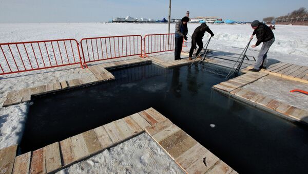 Подготовка традиционной купели в форме креста во льду Спортивной гавани в центре Владивостока, архивное фото