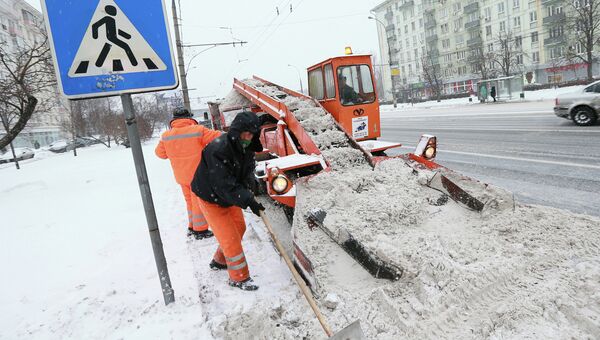 Сотрудники коммунальных служб убирают снег на одной из улиц Москвы. Архив