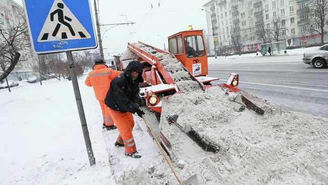 Сотрудники коммунальных служб убирают снег на одной из улиц Москвы. Архив