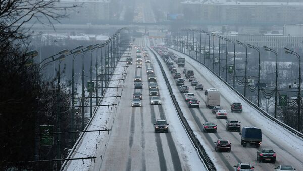 Дорожное движение на Комсомольском проспекте в Москве во время снегопада. Архивное фото