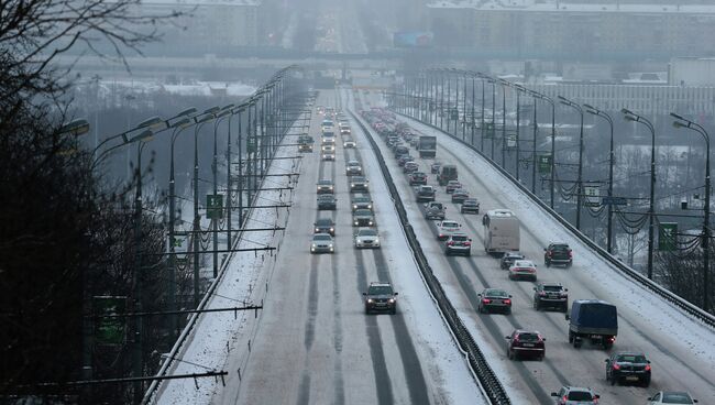 Дорожное движение в Москве. Архивное фото