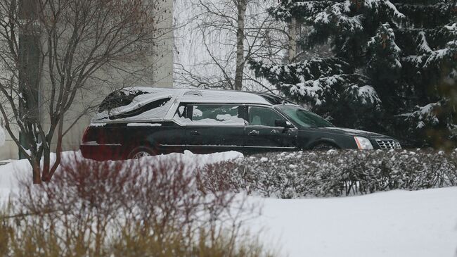 Катафалк у здания ритуального зала Троекуровского кладбища в Москве