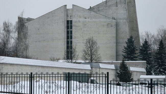 Здание ритуального зала Троекуровского кладбища в Москве. Архивное фото