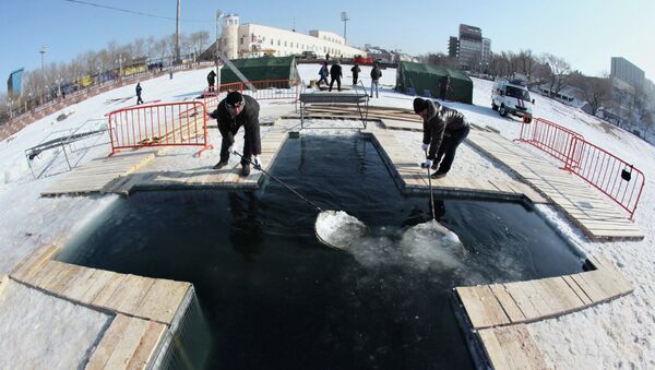 Подготовка к крещенским купаниям в Амурском заливе во Владивостоке, фото с места событий