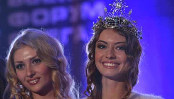 Владислава Вернер, победительница конкурса красоты Miss Snow Universe (справа)