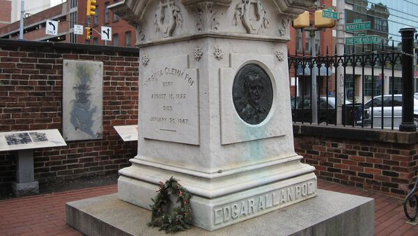 Памятник писателю Эдгару Аллану По в Балтиморе