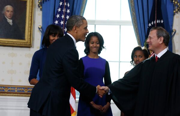 Барак Обама жмет руку председателю Верховного суда США Джону Робертсу
