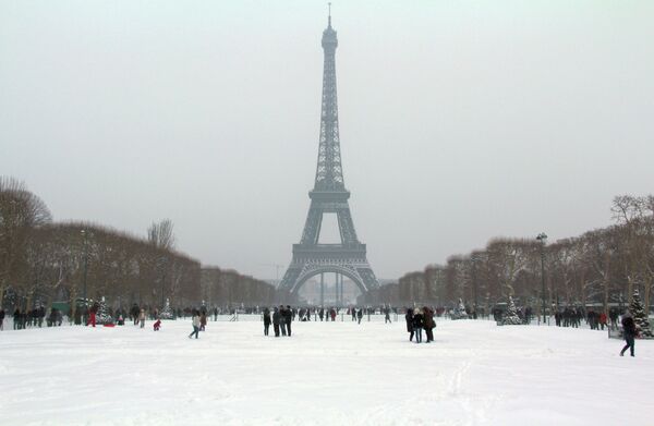 Продолжительный снегопад в этот уик-энд накрыл французскую столицу белым одеялом, сделав ее более похожей на Москву.