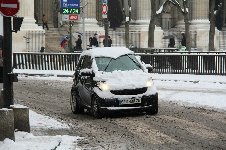 Рискнувшие выехать на дорогу автомобилисты передвигаются с черепашьей скоростью - как бы чего не вышло.