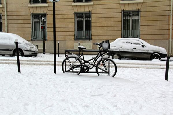 О своем велосипеде его хозяин вспомнит только когда в Париже потеплеет. 