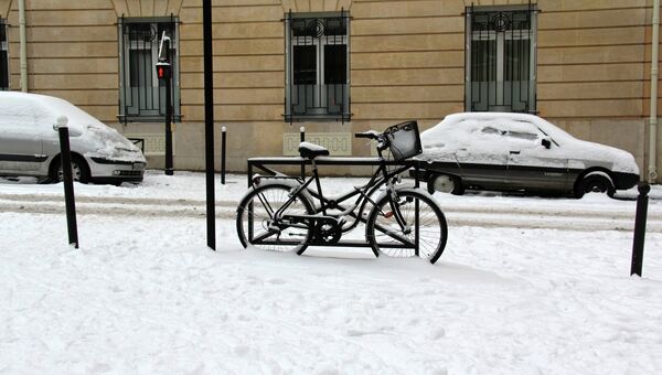 Велосипед на улице зимой